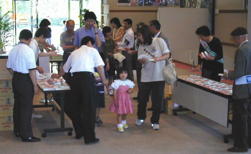 親子への手渡し