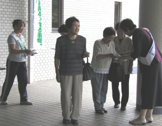 中央公民館玄関にて